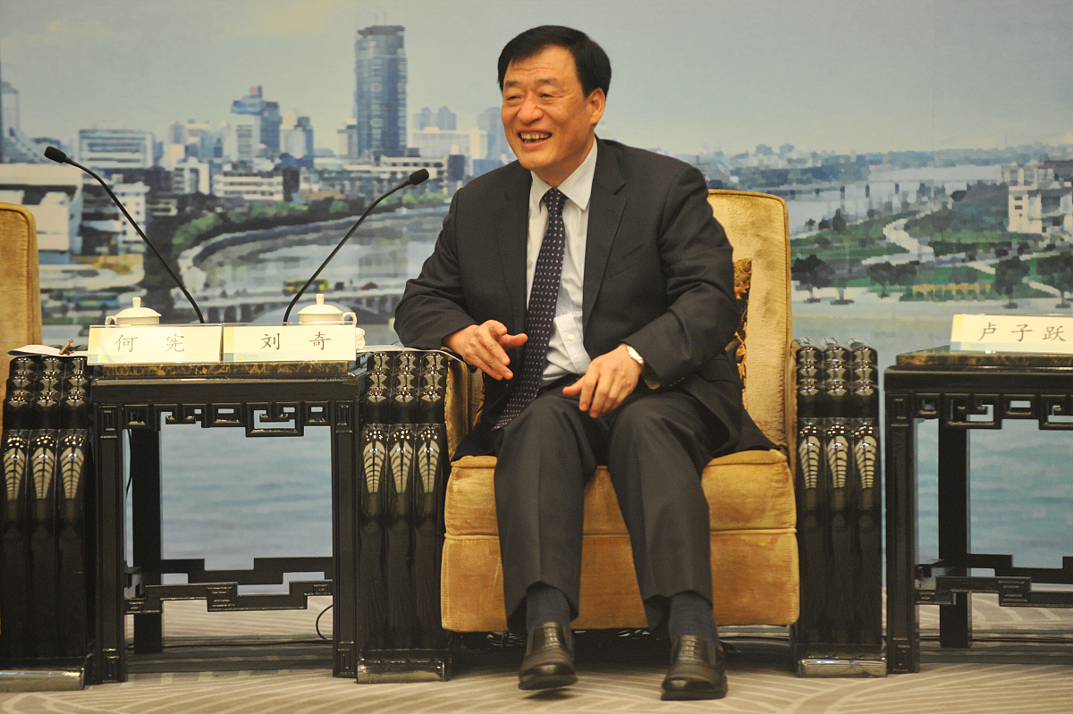 领导请客  张建国站在办公室的落地窗前,望着楼下川流不息的车流