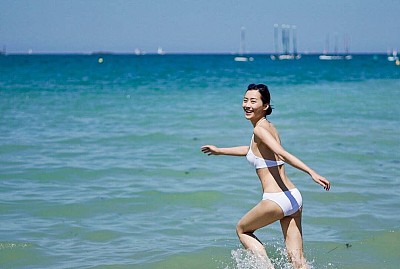 陈法拉"男友视角"晒比基尼照身材火辣,仰望天空笑容超甜美