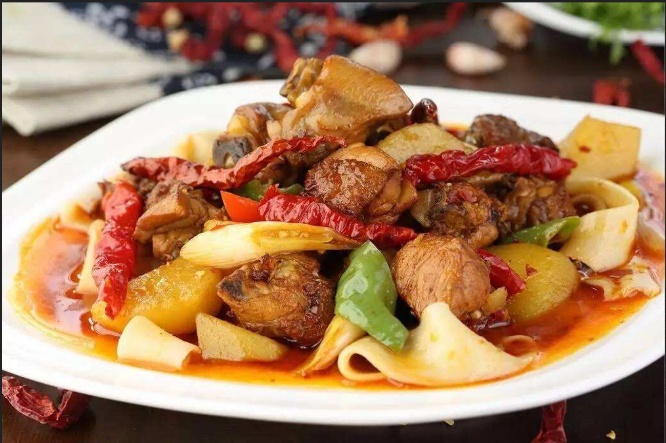 新疆大盘鸡:地道新疆名菜,口感爽滑麻辣,一道餐桌上的佳品