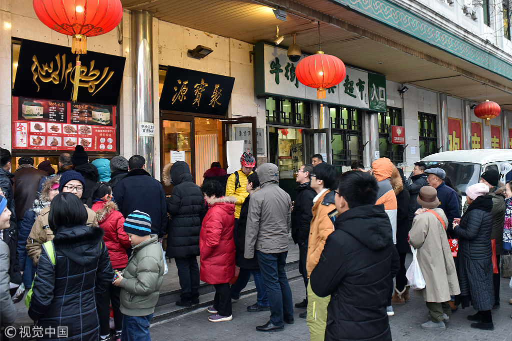 北京牛街聚宝源门前排长队 市民购年货