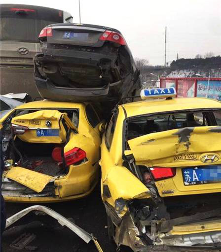 南京高架路多车追尾"叠罗汉"
