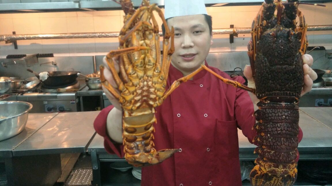 酒店大厨花了2500元买了两只澳洲大龙虾,教你宰杀分解制作视频