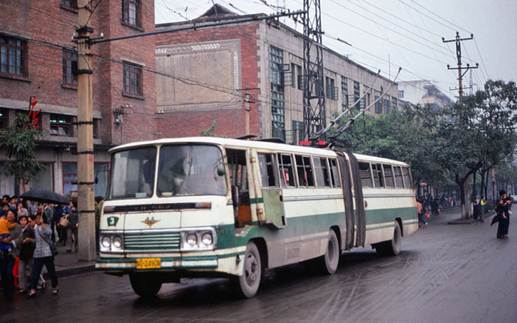 无轨电车作为重庆市的主要公共交通,每个站都占满等待乘坐的市民,市民