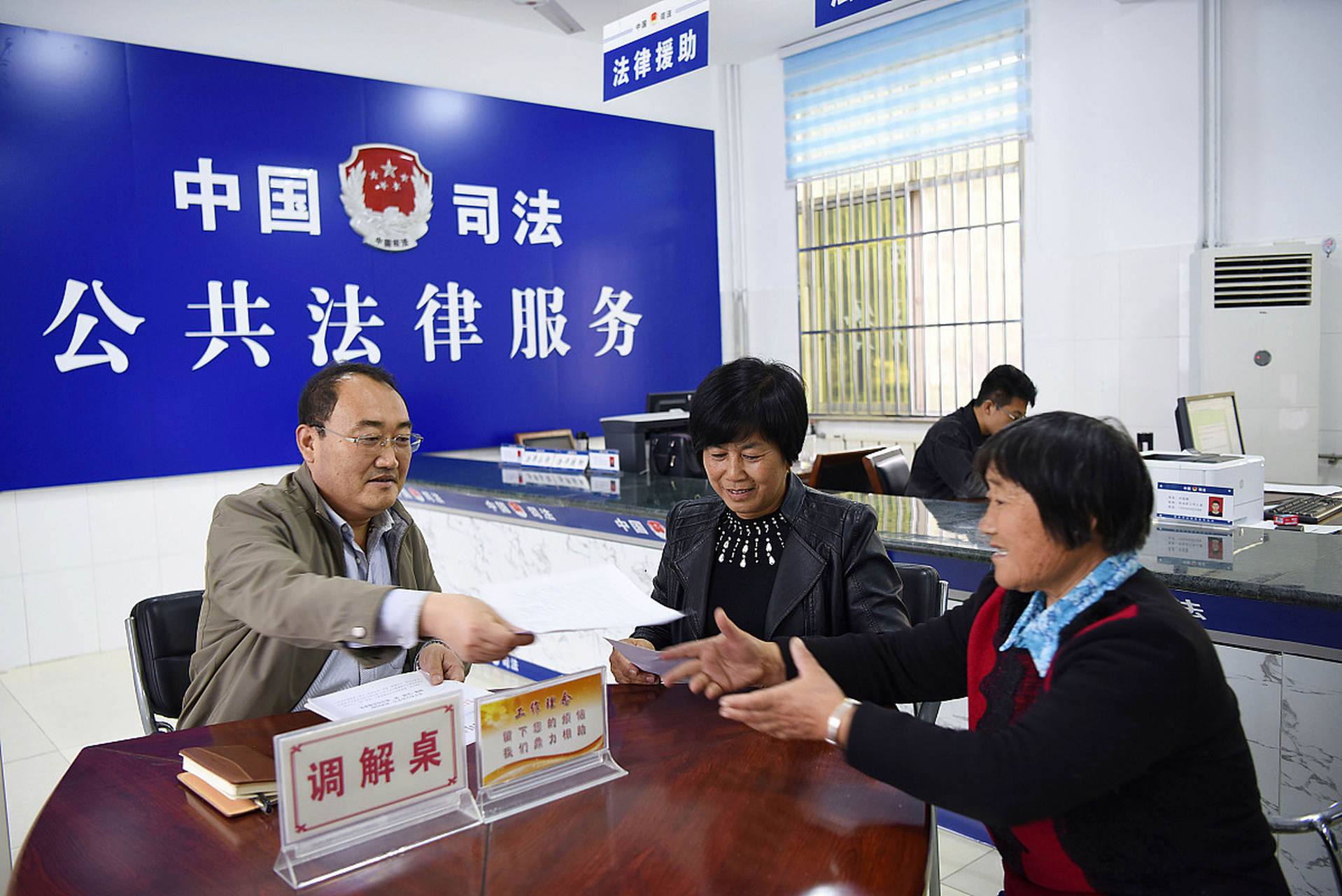 有的调解过程,法官会说不调解有可能会败诉,现在争取的100万有可能就