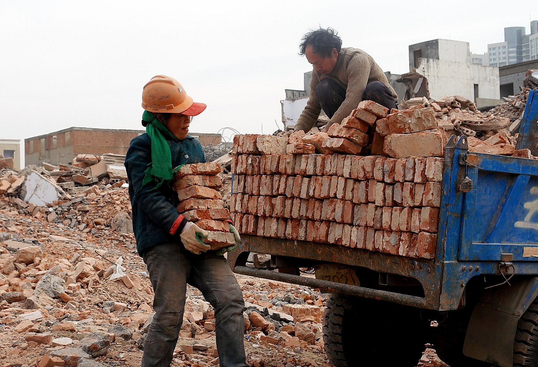 去工地搬砖说得轻巧,实际上民工的工资都是加班加出来的.