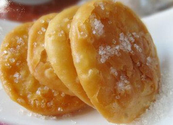 纤手搓来玉色匀,碧油煎出嫩黄深.夜来春睡知轻重,压扁佳人缠臂金.