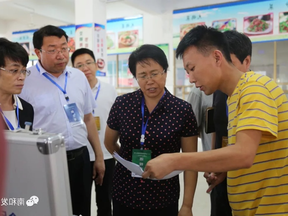 南和县委书记李胜敏在该县一中召开高考安全保障工作现场会