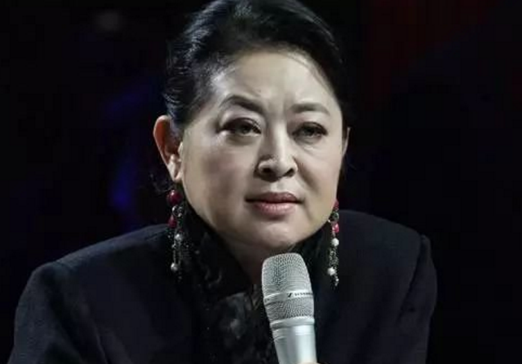 倪萍瘦身成功,如今已60岁,身材气色比之前好很多