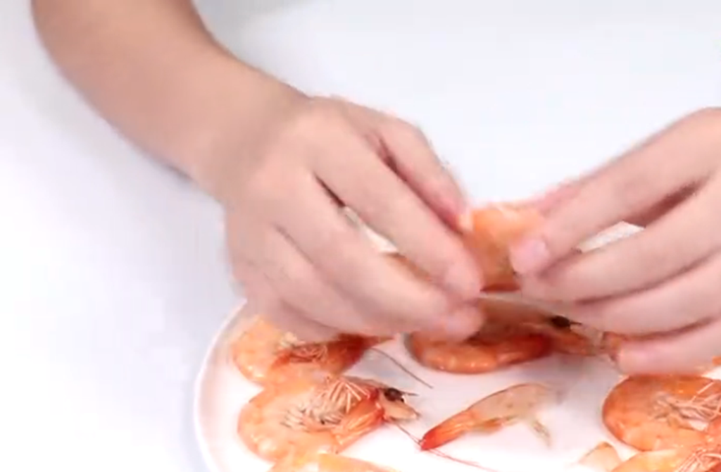吃虾容易剥虾难,轻轻一剥3秒去虾壳,实用又方便!