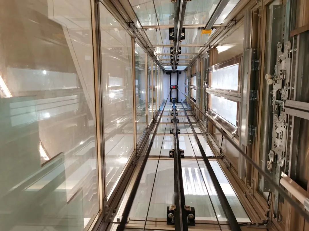 商品专题_电梯eastern 氟碳香槟金全铝合金井道框架,透明幕墙玻璃