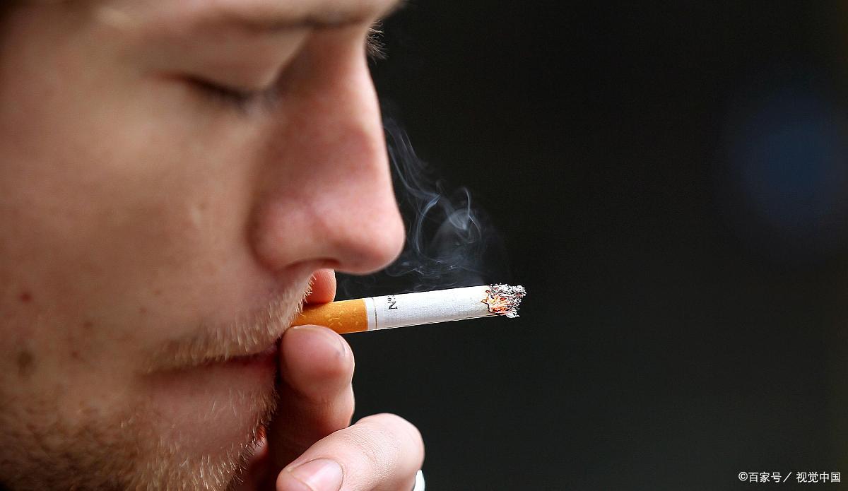 福州一七旬老人床上吸烟,烟头引燃被褥导致大火,这损失太大了