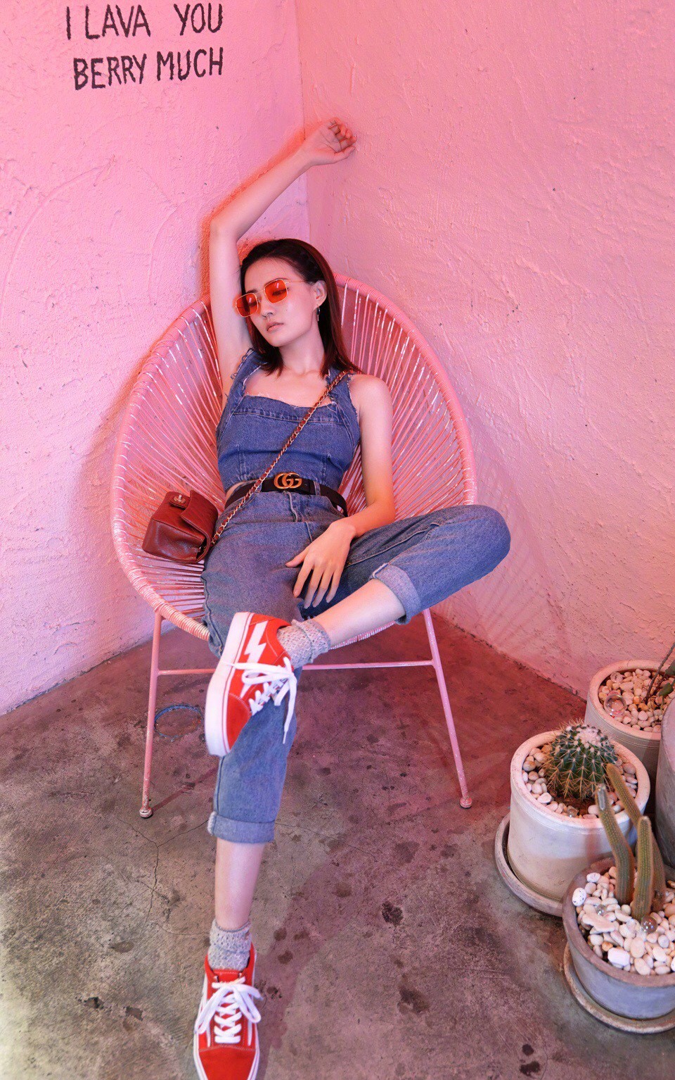 徐璐6万5的粉色皮衣没白买,配紧身裤高马尾,瞬间美回18岁