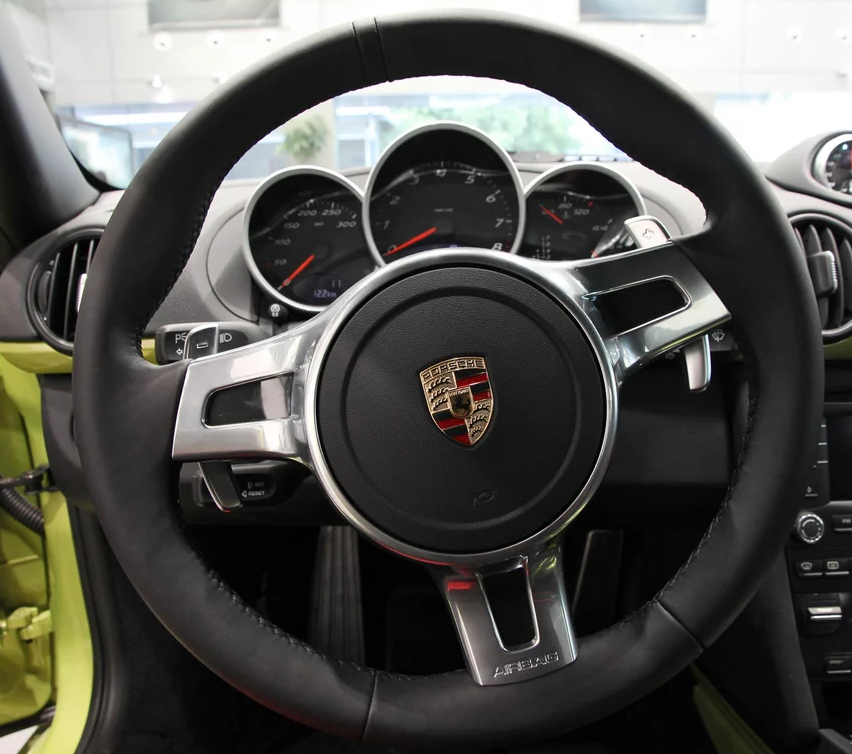 这款车方向盘的设计,看着就高端大气上档次,使得整个车内科技感爆棚.