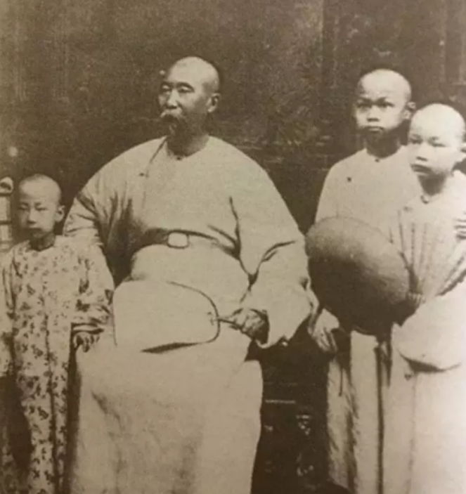 晚清旧照:图四是李鸿章和孙子们的合影,图六为晚清街头的小吃摊