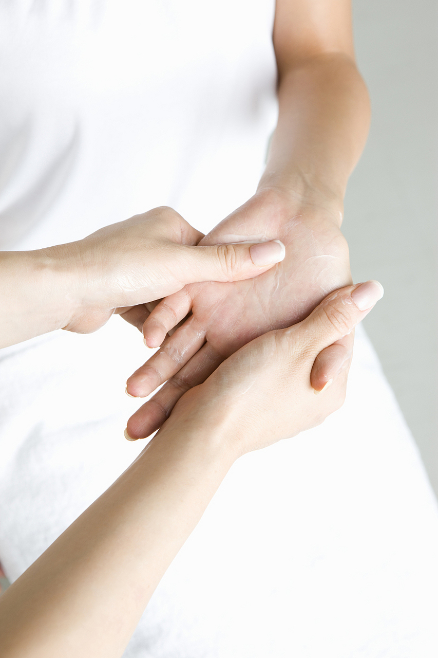 手部可是我们身体的重要穴位之一,通过按摩手部,可