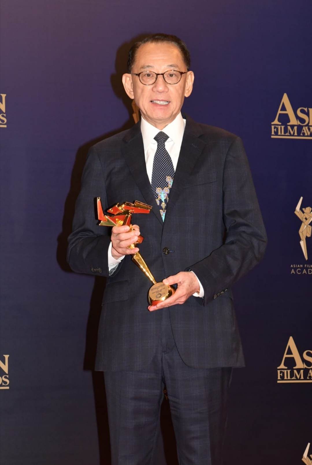 《红海行动》获得最高票房奖,英皇主席杨受成代剧组领奖.