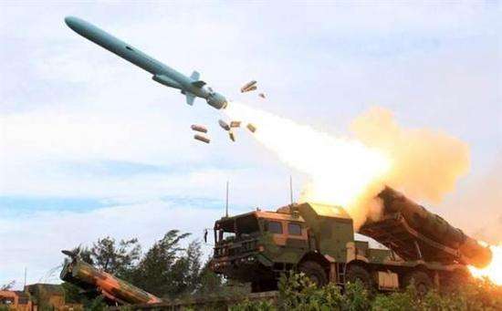 中国鹰击12b导弹震撼亮相,若发射美航母有来无回,俄也真诚夸赞