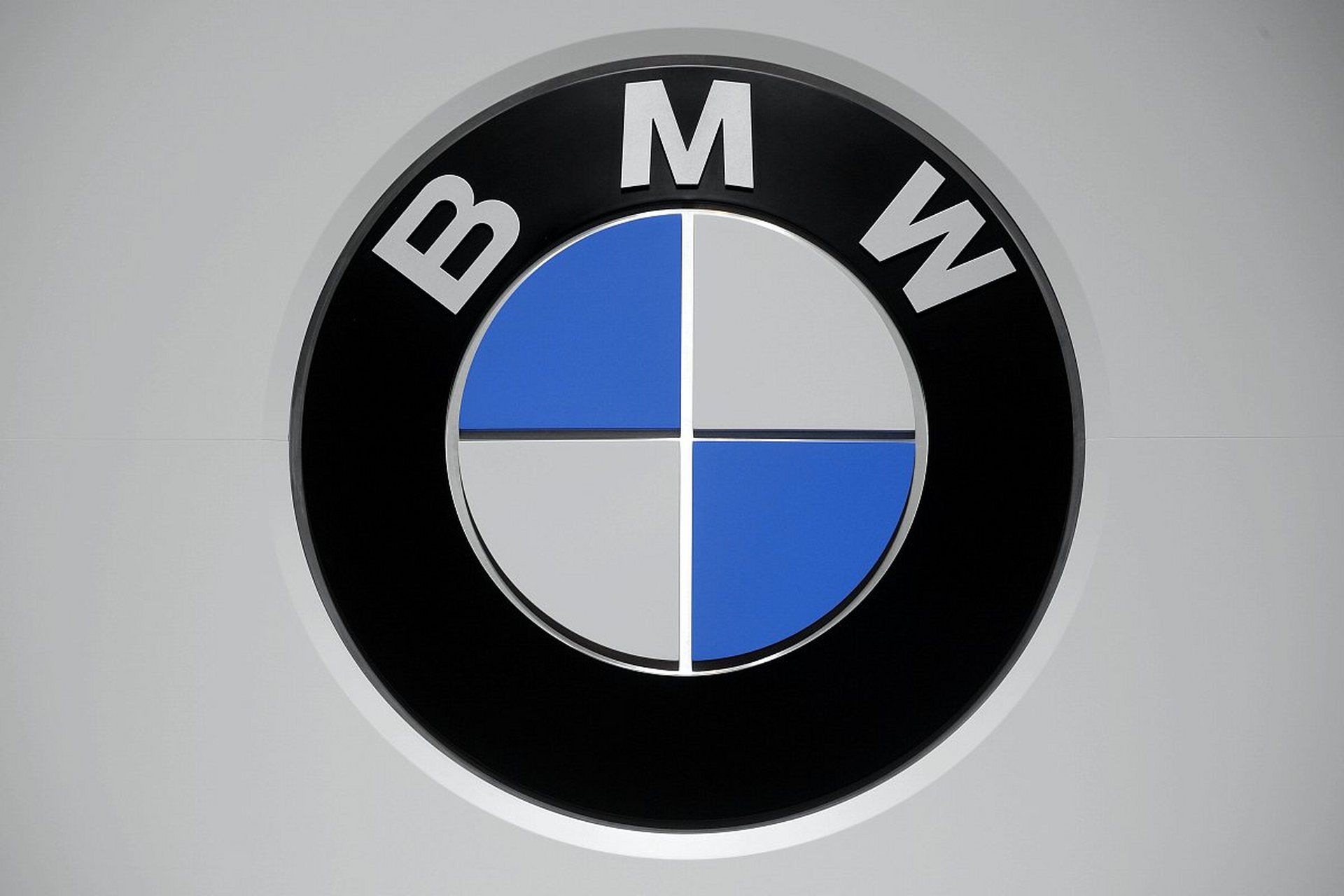 宝马标志的蓝色和白色螺旋式图案,承载着品牌的历史与传统.