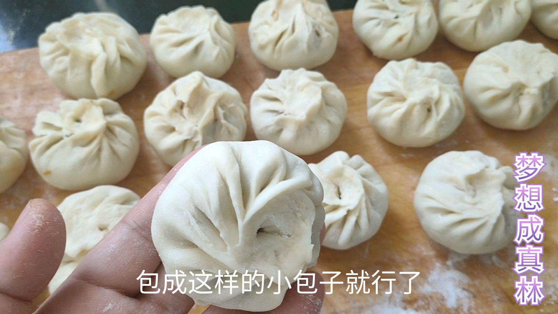 烫面包子的家常做法,很简单,一顿得吃五六个,有菜有肉有营养