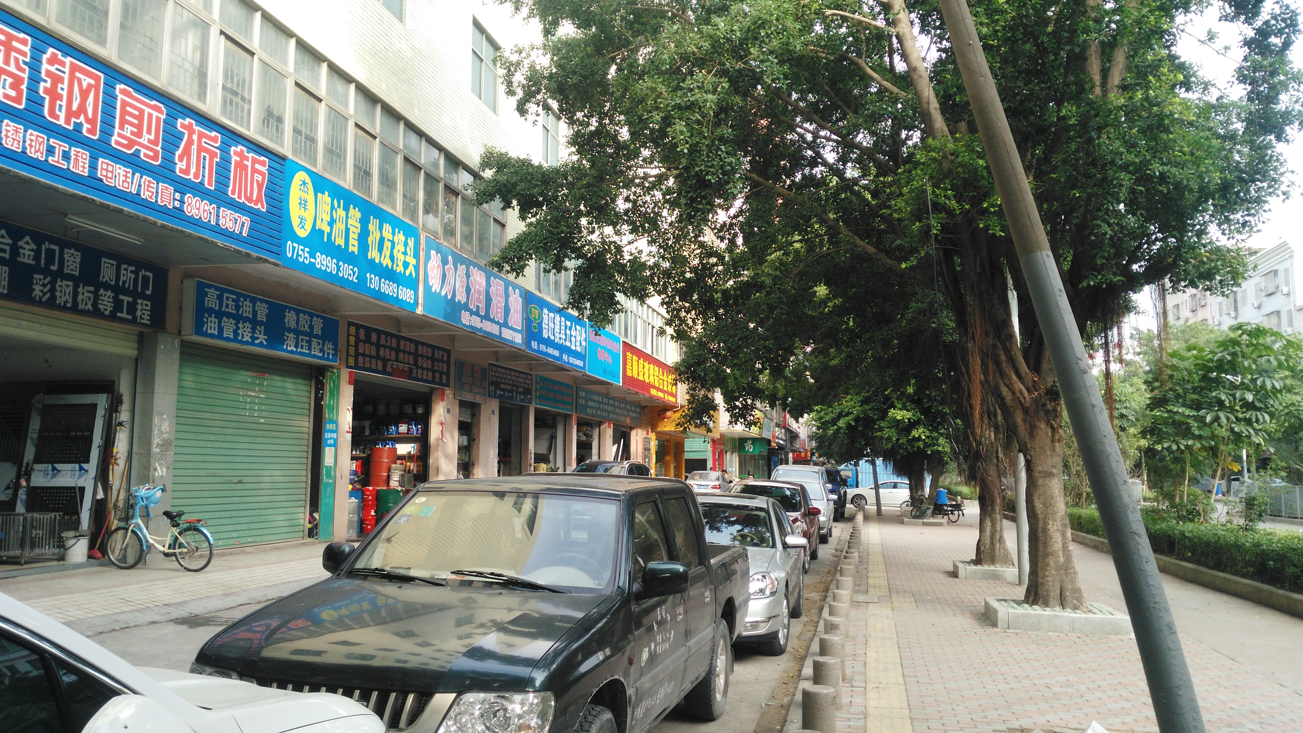 深圳龙岗龙西社区早上街边实拍,道路很整洁,街上人很多