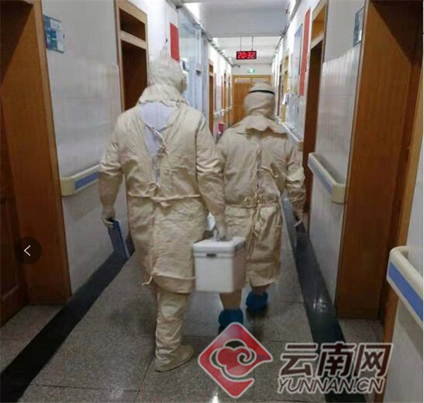 云南大理:夫妻并肩作战抗疫情