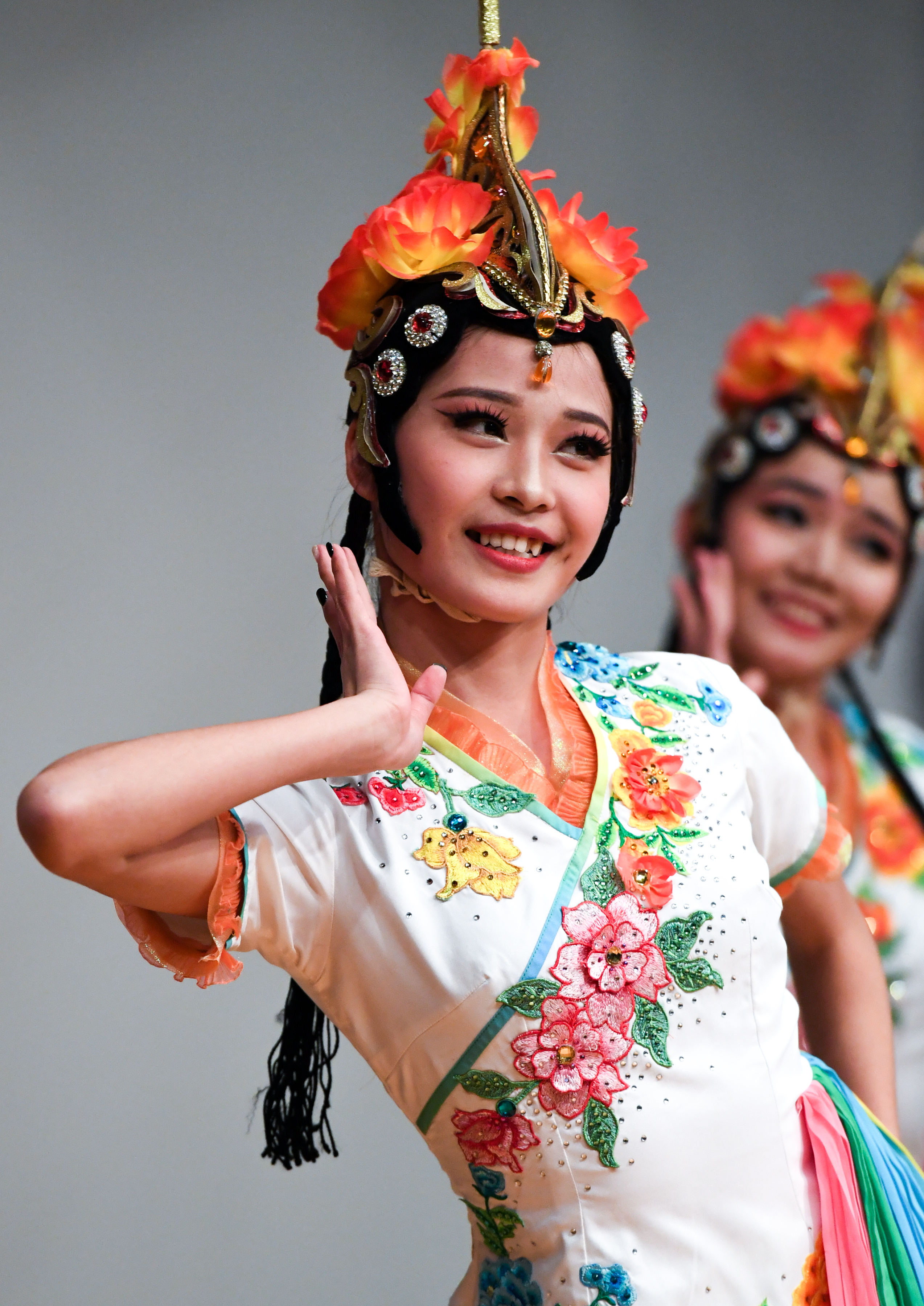 12月14日,在新西兰首都惠灵顿,演员表演中国传统民族舞蹈.