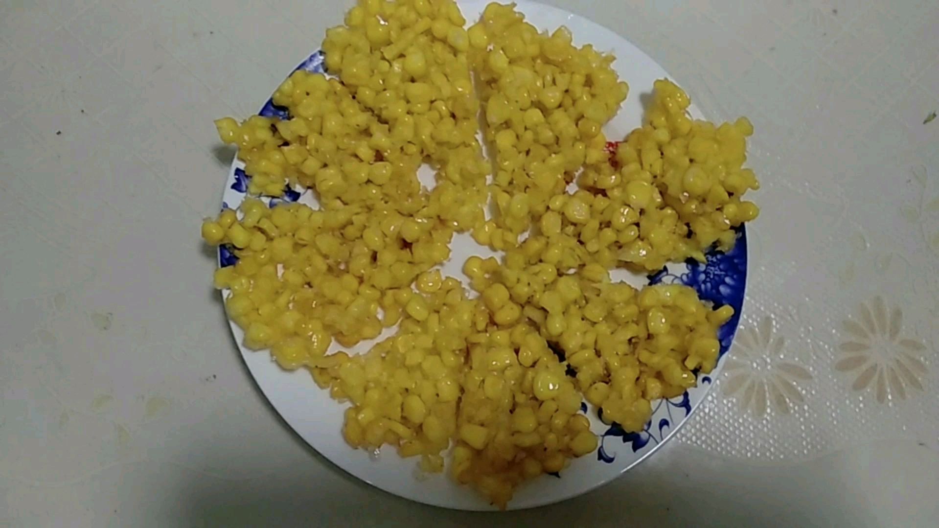 姗姗第一次学做玉米烙,严格按照美食达人教程,宝贝说像披萨一样