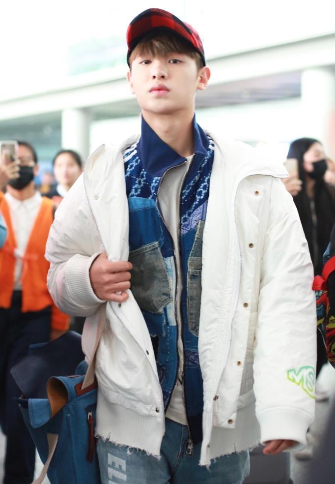 2019年3月19日,北京,黄明昊素颜现身机场.