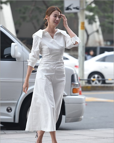 韩女星刘仁英出席活动 一身白裙亮相身材高挑