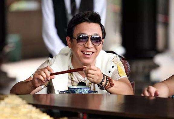 带你看看黄渤的豪宅,在家也戴着围裙,样子看着太搞笑了