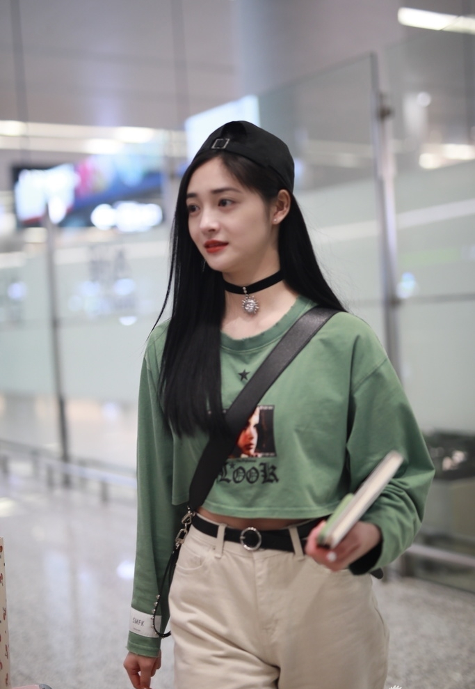 4月25日,周洁琼现身机场,她黑色长发披肩,温柔飘逸,反戴帽子,脖子上