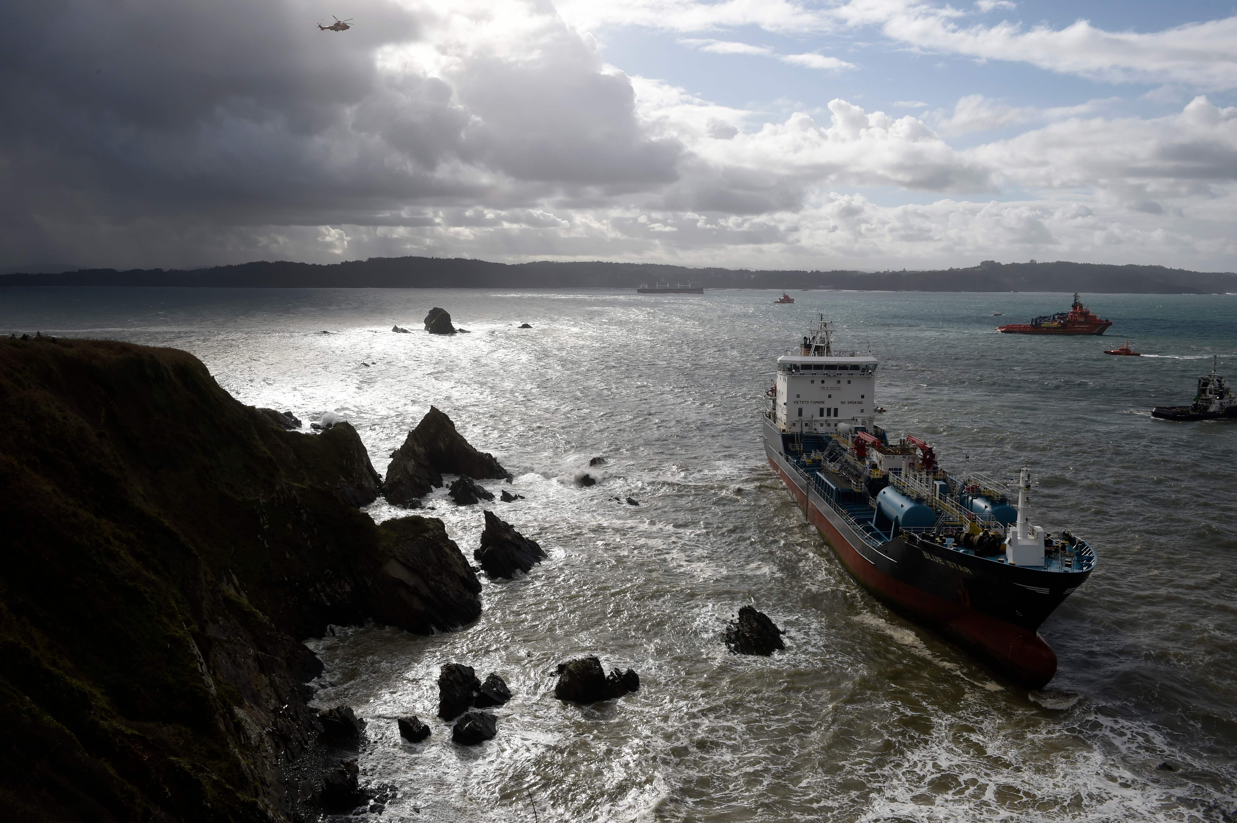 西班牙一货轮搁浅