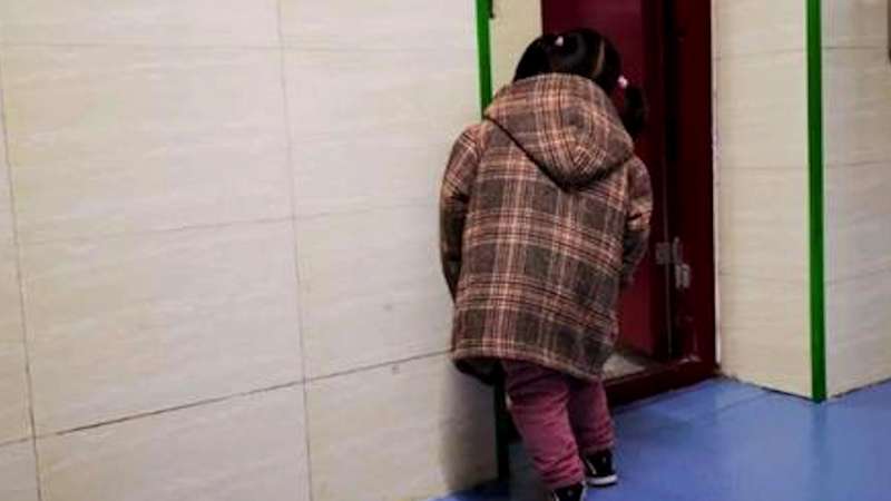 4岁女孩在教室门口“罚站”,真实原因让人心疼,社会,民生,好看视频