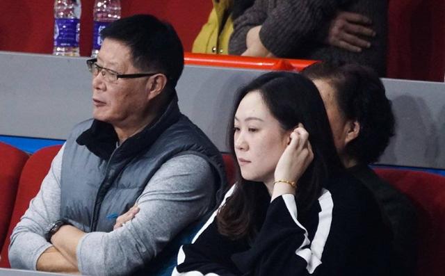 天津女排悲情二传米杨现身赛场,为老公助威却难掩无球可打的失落