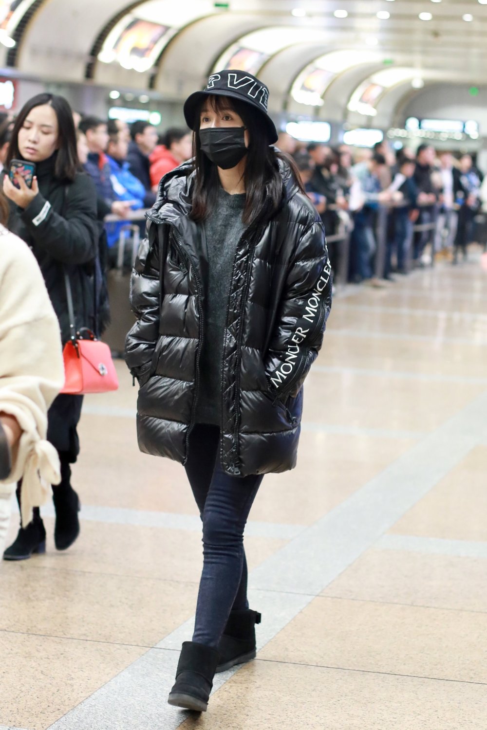 娄艺潇moncler羽绒服牛仔裤 雪地靴渔夫帽保暖酷girl