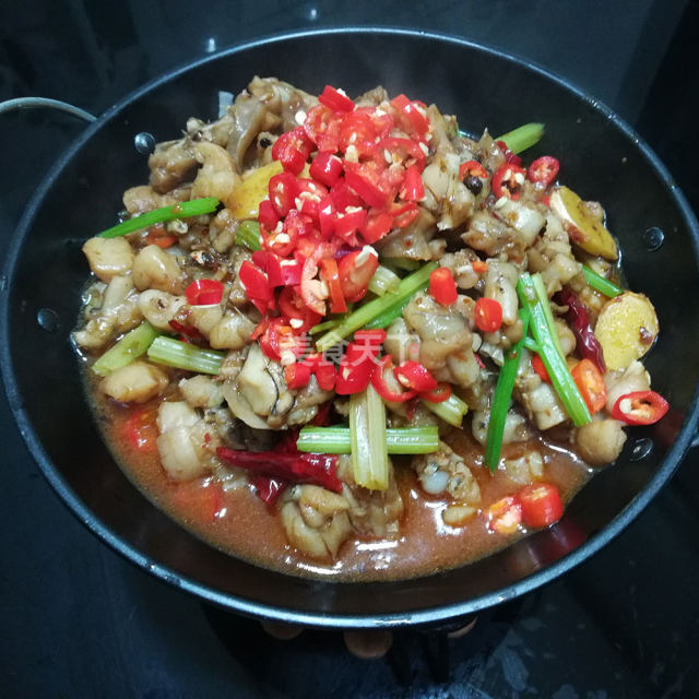 干锅香辣牛蛙,肉质滑嫩,麻辣鲜香,越吃越上瘾