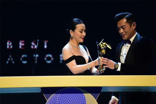 颁奖典礼刘嘉玲肩带滑落,古天乐的眼神亮了