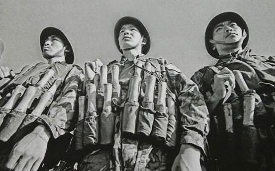 对越自卫反击战:图1挂满手榴弹的战士,图3无所畏惧的战士