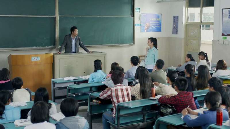 女生上课迟到,教授罚背诗,谁知女生一开口惊艳众人,教授听呆了,影视,青春,好看视频