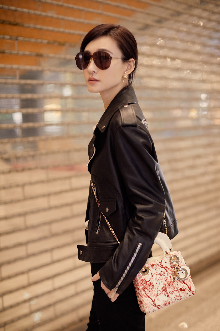 王丽坤凌晨现身机场,受邀dior二零一九春夏高定发布秀