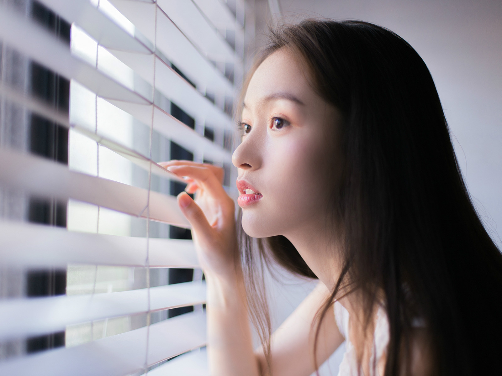 美图摄影:阳光下的午后 慵懒的白净的俏皮女孩!