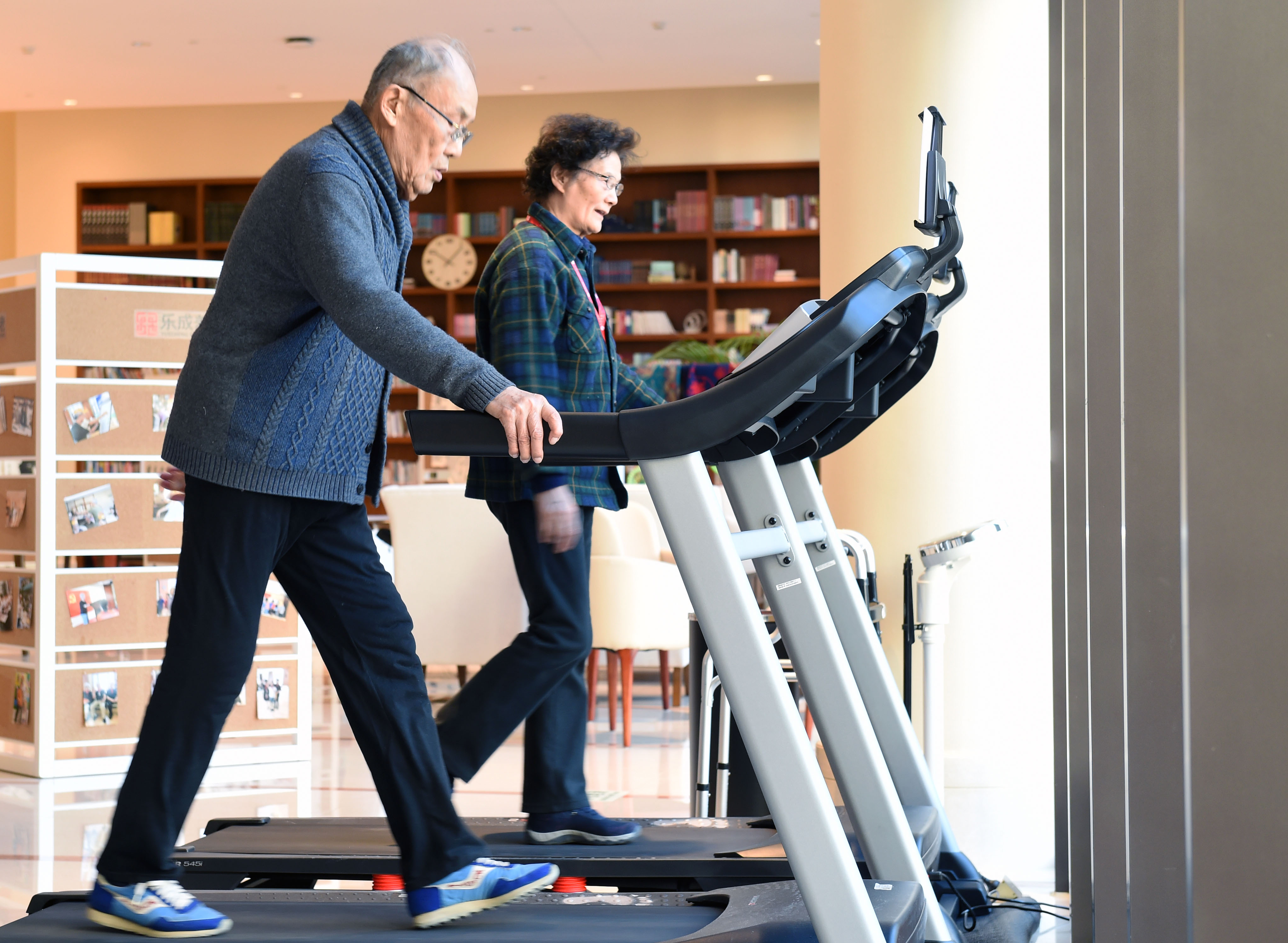 12月12日,恭和家园社区的老人在健身.