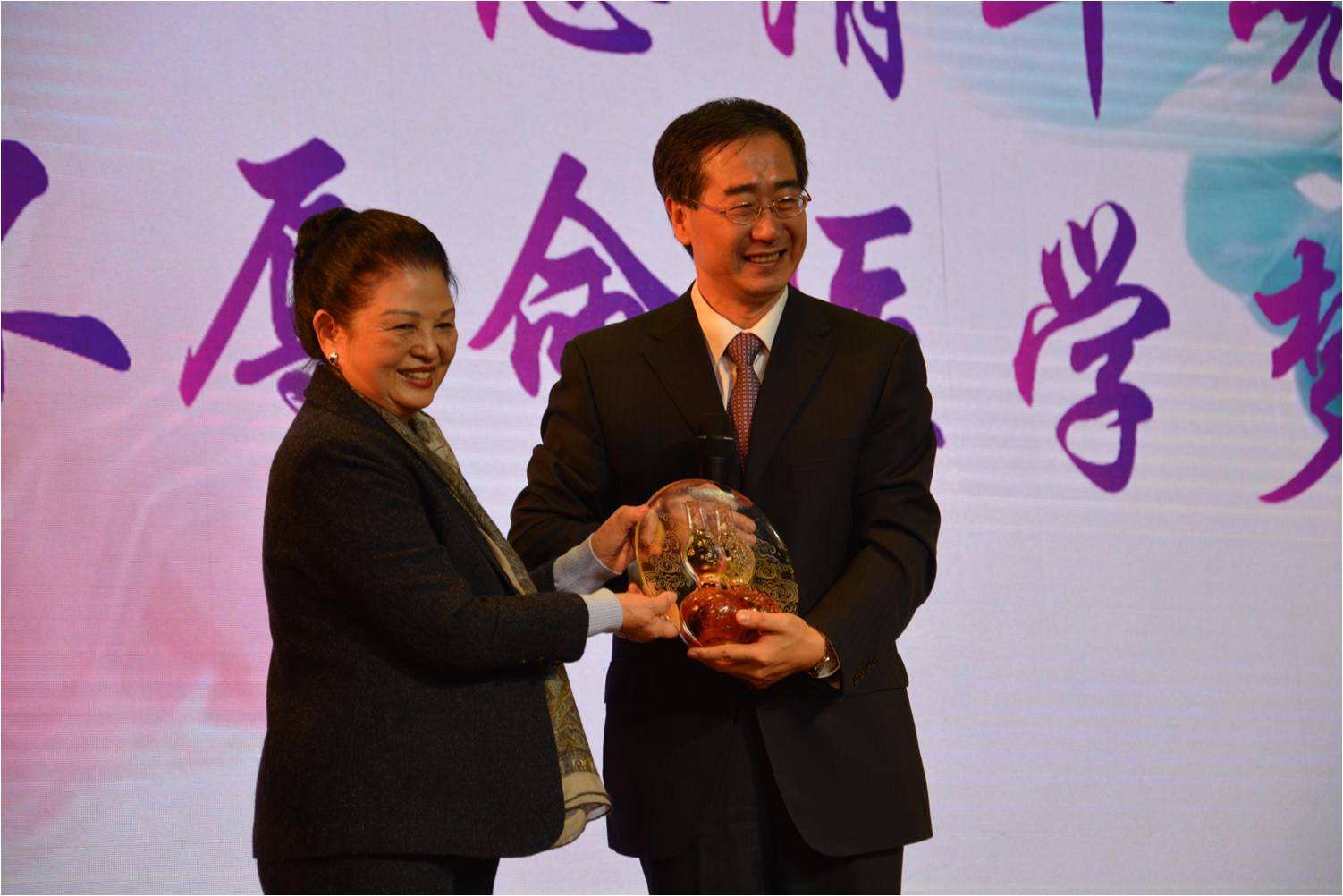 卖掉嫁妆帮丈夫创业,最后分家产时,却发现丈夫居然还有3个孩子