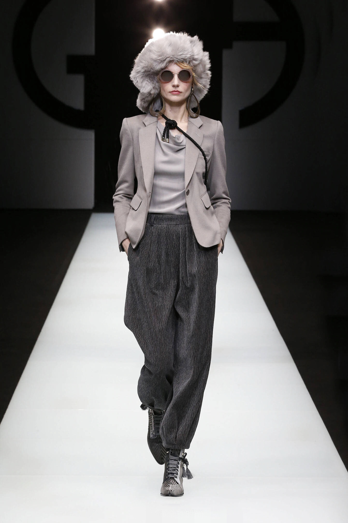 armani2018秋冬系列,用低调的奢华打造女性的专属魅力