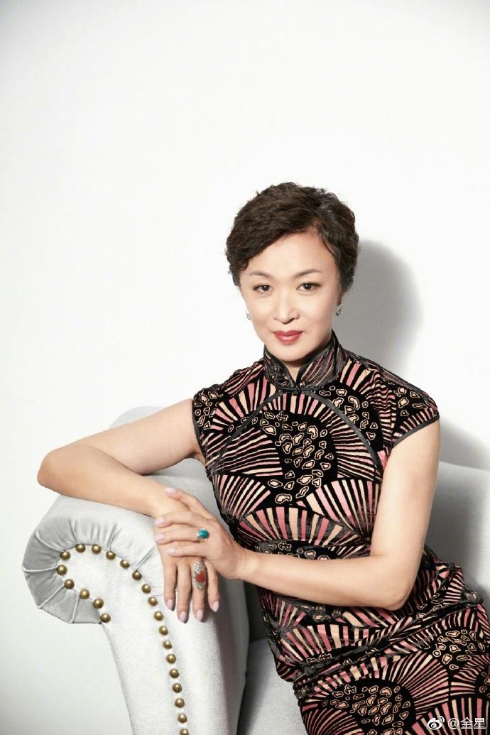 他成功完成"变性手术",近照被爆出,网友:金星的钱白花了