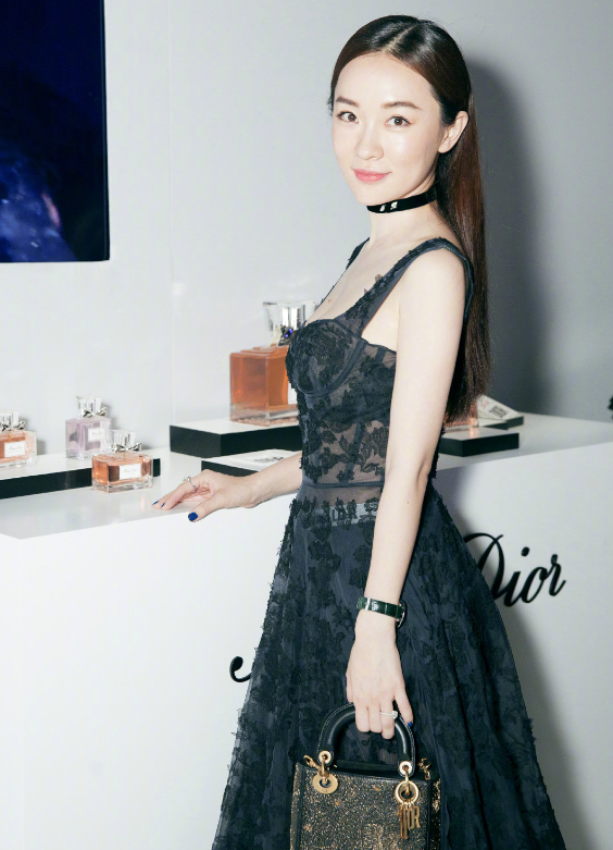 依旧少女感十足,第二张:这张照片中霍思燕身穿灰色吊带,外加塑料雨衣