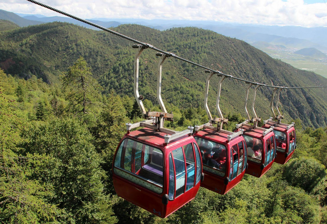 石卡雪山景区设有两段索道,可轻松直达顶部,沿途能呼吸沁人心脾的高原