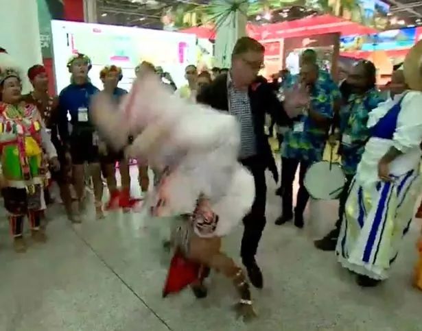 独特开场!英国一主持人在直播时遭一名舞者踢胸