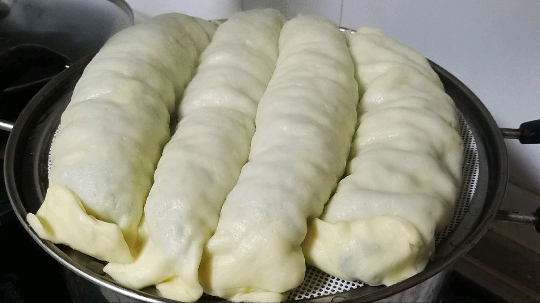 一擀一卷,好吃的韭菜鸡蛋卷子就做好了,做出来比韭菜盒子还好吃