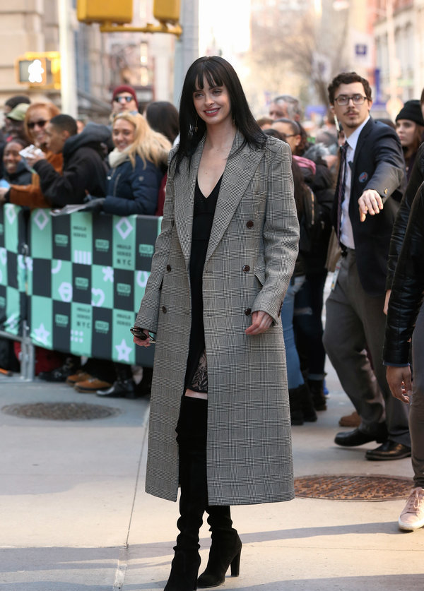 克里斯滕-蕊特深v配大衣英伦范儿足 和粉丝玩搞怪自拍